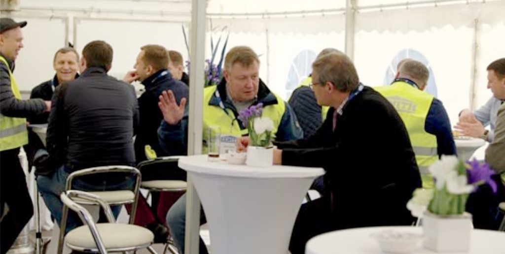 Interne beurzen en live presentatie van nieuw ontwikkelde betonnen blokfabriek