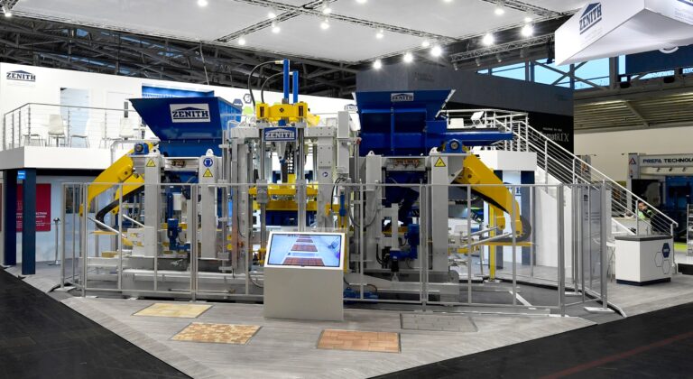 Steerable concrete block machine needing no rails for Dirksen Sierbeton